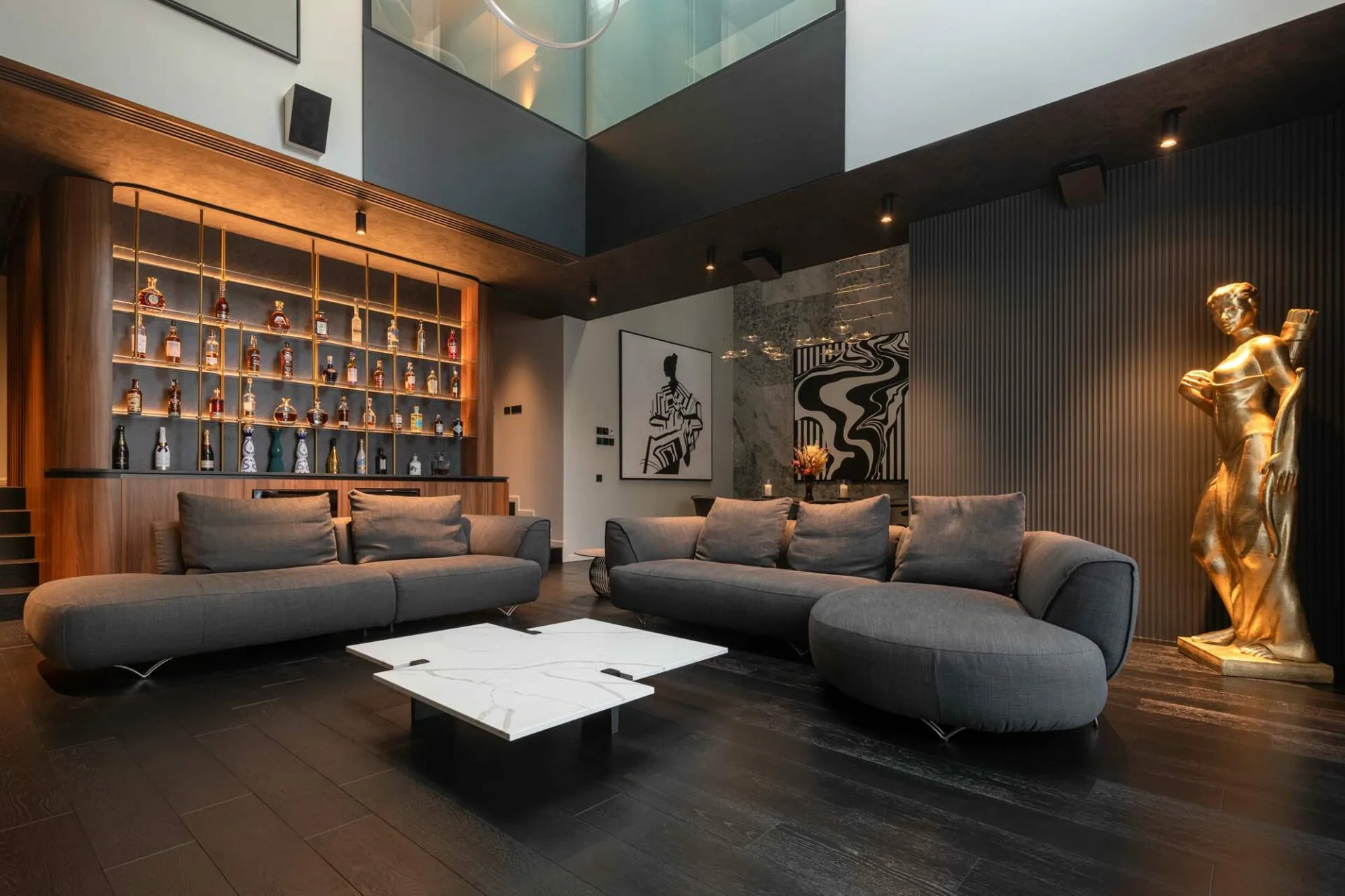 Labirintul culorilor de gri